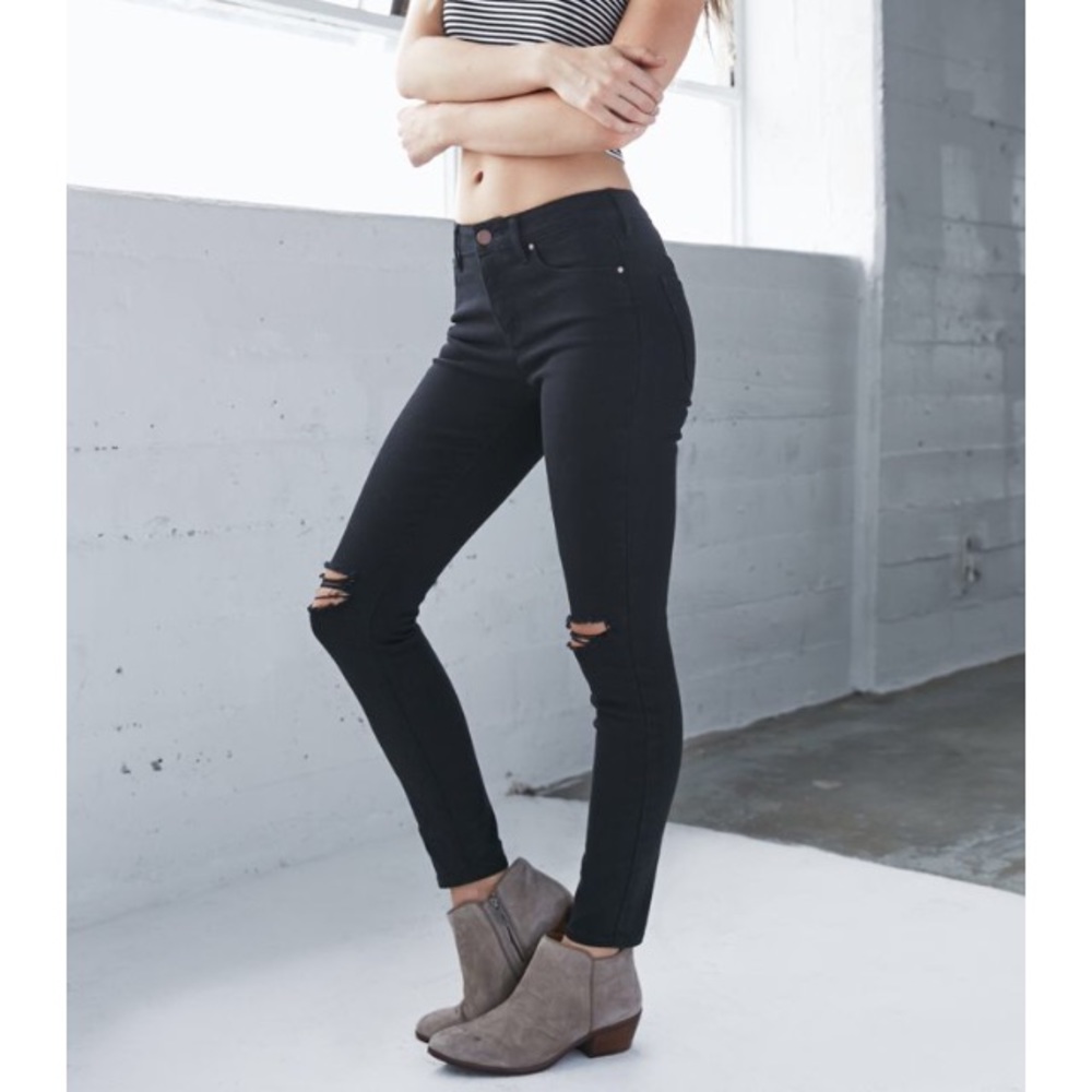 Bullhead ripped knee skinny jeans